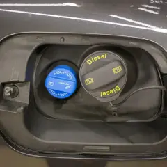 Dwa korki wlewu paliwa: niebieski AdBlue/DEF i czarny Diesel. Uważaj na krystalizację AdBlue, która może uszkodzić układ.