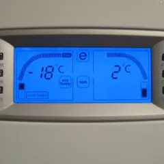 Jaka jest optymalna temperatura w lodówce? Zadbaj o jedzenie i prąd!
