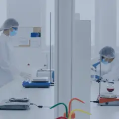 Wissenschaftler in Laborkitteln und Masken arbeiten an Experimenten, die für die Gerson Therapie relevant sein könnten.