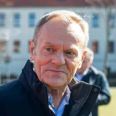 Portret polityka, który wygląda jakby zastanawiał się, kiedy urodził się Donald Tusk.