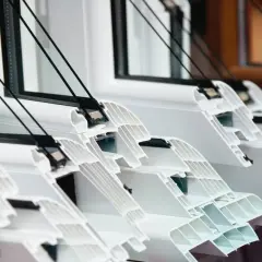 Przekrój okna, pokazujący wielokomorową konstrukcję profili, porównanie okna Veka i Aluplast.