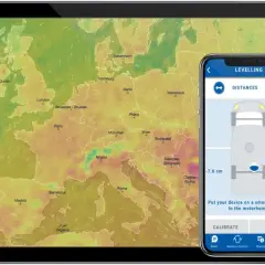 Aplikacja dla kamperów pokazuje poziomowanie pojazdu na ekranie smartfona, obok mapy Europy.