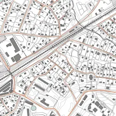Szczegółowa mapa sytuacyjno wysokościowa z zaznaczonymi budynkami, drogami i liniami kolejowymi.
