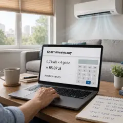 Klimatyzacja 5 kW zużywa 0,7 kWh na godzinę. Kalkulator na laptopie pokazuje miesięczny koszt 85,07 zł.