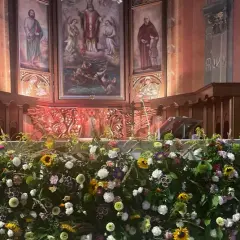 Jakie kwiaty na ołtarz do kościoła - wybierz te idealne dla ceremonii