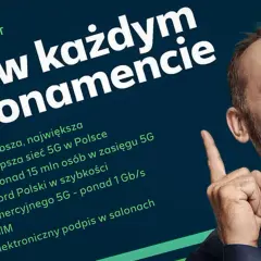 Mężczyzna wskazuje palcem na hasło "5G w każdym abonamencie". Reklama podkreśla zalety internetu w Plusie: szybkość, zasięg i innowacje.