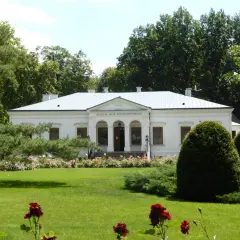 Muzeum Jana Kochanowskiego w Czarnolesie, otoczone zielenią i kwitnącymi różami, to jedna z głównych atrakcji regionu.