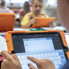 Kinder lernen mit Tablets in der Schule. Die Digitalisierung im Unterricht ist im vollen Gange.