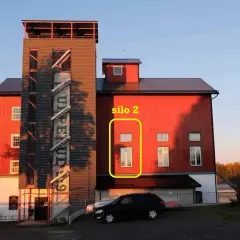 Solnedgång vid Upperud 99. Röda byggnaden med "silo 2" markerad.