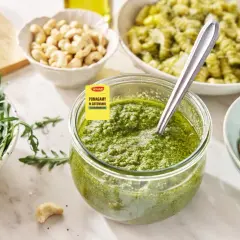 Pesto z rukoli, orzechy nerkowca, rukola i makaron – składniki do pysznego dania.
