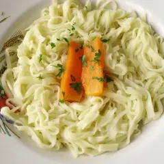 Prosty przepis na makaron z marchewką i natką pietruszki. Idealny na szybki obiad.