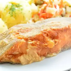 Złocisty halibut smażony, podany z ziemniakami i surówką. Pyszny obiad gotowy!