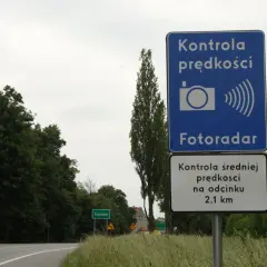 Znak drogowy informuje o kontroli prędkości na odcinku 2,1 km. Fotoreceptor czuwa nad kierowcami.