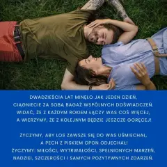 Para świętuje 20 rocznicę ślubu, leżąc na trawie i patrząc na siebie z miłością.