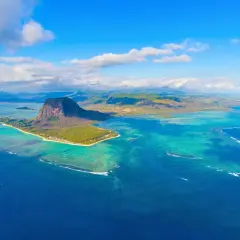Piękny widok na Mauritius z górą Le Morne Brabant. Idealny czas, kiedy jechać na Mauritius, to okres od maja do grudnia.