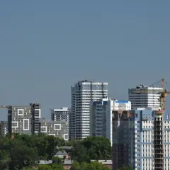 Nowe bloki mieszkalne w budowie. Zastanawiasz się, ile czasu ma urząd skarbowy na kontrolę zakupu mieszkania?