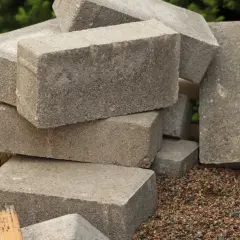 Jakie podłoże pod kostkę brukową? Klucz do trwałej i solidnej nawierzchni