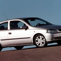 Bezpieczniki w Opel Astra G - Gdzie ich szukać, by uniknąć problemów