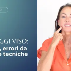 Donna mostra tecniche di massaggio viso, con testo che parla di benefici e errori da evitare. Immagine ideale per un confronto massaggio viso prima e dopo.