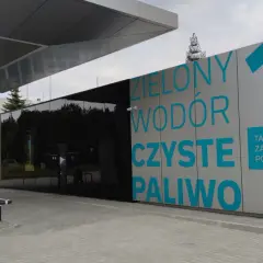 Stacja tankowania wodoru. "Zielony wodór, czyste paliwo" - hasła reklamowe na nowoczesnej stacji.