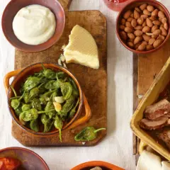 Leckere Tapas-Rezepte: Gebratene grüne Paprika, cremiger Dip, Mandeln, Käse und ein deftiger Braten.