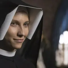 Aktorka w stroju zakonnicy, uśmiecha się. To ujęcie z filmu "Faustyna" (film) obsada.