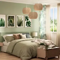 Camera da letto idee originali: letto accogliente, quadri botanici, lampade in rattan e tende tropicali creano un'atmosfera rilassante.