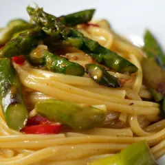 Spaghetti mit Spargel und einer cremigen Sauce, eine köstliche Spargel Carbonara.