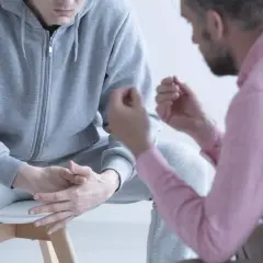Bliski uzależniony? Jak pomóc i nie stracić siebie poradnik