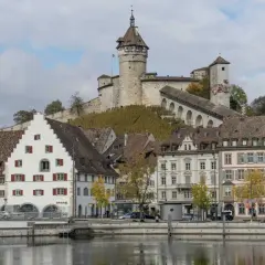 Historische Gebäude am Rhein, gekrönt von einer imposanten Festung. Entdecken Sie hier wahre Geheimtipps am Rhein!