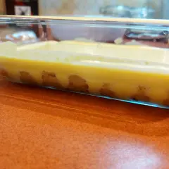 Warstwa biszkoptów do tiramisu nasiąka kremem.