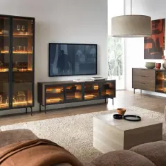 Moderne wohnzimmer beleuchtung ideen: Vitrine und Sideboard mit integrierter LED-Beleuchtung schaffen eine warme Atmosphäre.