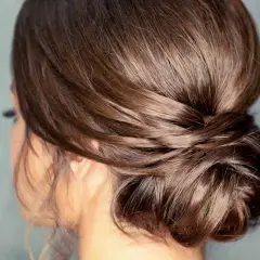 Elegantes recogidos bajos para invitadas de boda, con un estilo romántico y natural.