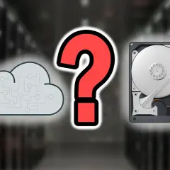 Cloud-Symbol, Fragezeichen und eine Festplatte. Die Wahl für den perfekten **festplatte backup**?