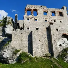 Ruiny zamku na skale, wspaniała trasa turystyczna. Ogrodzieniec zaprasza do odkrywania historii.