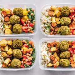 Cztery pojemniki z posiłkami: ryż, pieczone warzywa, falafel i sałatka. Idealne na dietę DASH przepisy.