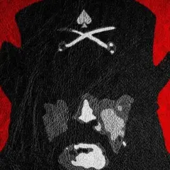 Ikoniczny Lemmy Kilmister w czarnym kapeluszu z symbolem pik i skrzyżowanych kości, otoczony czerwoną aurą.