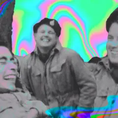 Trzech uśmiechniętych mężczyzn w wojskowych beretach, tło przypomina psychodeliczny wzór, jakby po zażyciu kwasu lizergowego.