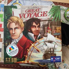 Huch! Verlag präsentiert "Great Voyage", ein Brettspiel über Entdeckungsreisen. Zwei Männer blicken entschlossen in die Ferne, ein Segelschiff gleitet über die Wellen.