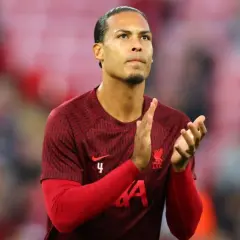 Virgil van Dijk, Kapitän des FC Liverpool, klatscht im roten Trikot mit der Nummer 4.