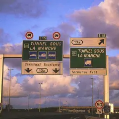 Znaki drogowe kierujące do "TUNNEL SOUS LA MANCHE" (Tunel pod kanałem La Manche) dla ruchu turystycznego i towarowego.