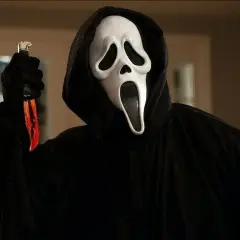 Postać w masce Ghostface z filmu "Krzyk" trzyma nóż.