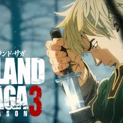 Thorfinn hält sein Schwert, während Schnee fällt. Das Logo "Vinland Saga Staffel 3" ist prominent platziert.