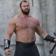 Góra z mieczem, jak Gregor Clegane z "Gry o tron", gotowy do walki. Jego potężna sylwetka i groźna mina budzą respekt, a wszystko to przy akompaniamencie epickiej muzyki.