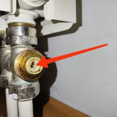 Uszkodzony zawór termostatyczny. Z tego powodu ciepła woda nie dochodzi do grzejnika, powodując jego niedogrzanie.
