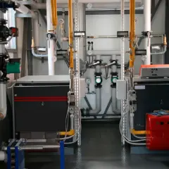 Instalación de un circuito cerrado de agua con calderas, bombas y tuberías.