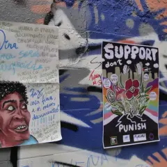 Plakat w Portugalii wzywa do wsparcia, nie karania, w kontekście narkotyków i praw człowieka.