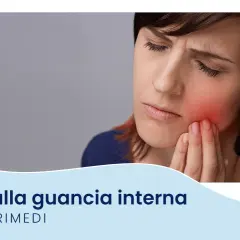 Donna con dolore alla guancia interna, evidenziata in rosso. Causa e rimedi per il fastidio.