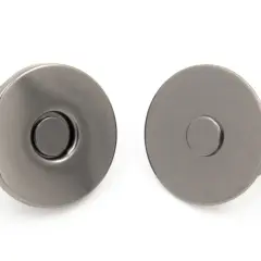Dwa metalowe zatrzaski magnetyczne, niezbędne materiały kaletnicze do torebek i portfeli.