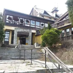 Opuszczony hotel "Magnus" z wybitymi oknami, idealne miejsce na urbex.